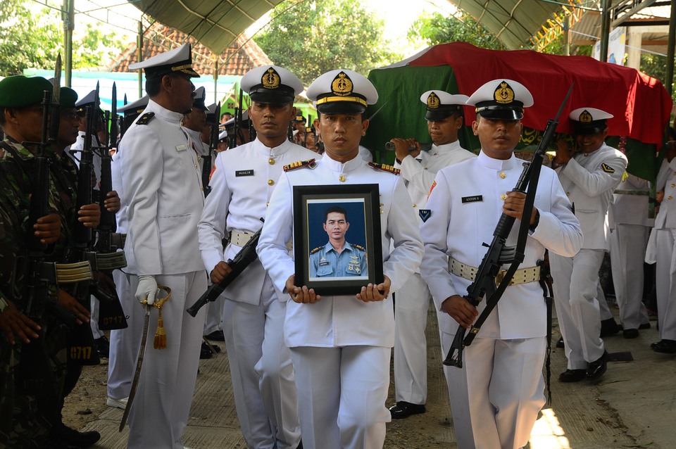 Sailors of the Indonesian navy carry the coffin of Captain Haryanto in Pelemwulung Village in Central Java on Monday (03/07). (Antara Photo/Yusuf Nugroho)