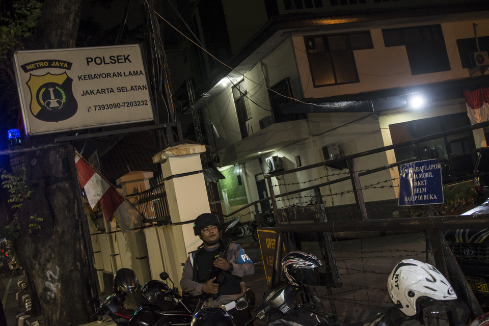 An Islamic State flag was hoisted at a police station in South Jakarta on Tuesday (04/07). (Antara Photo/Aprillio Akbar)