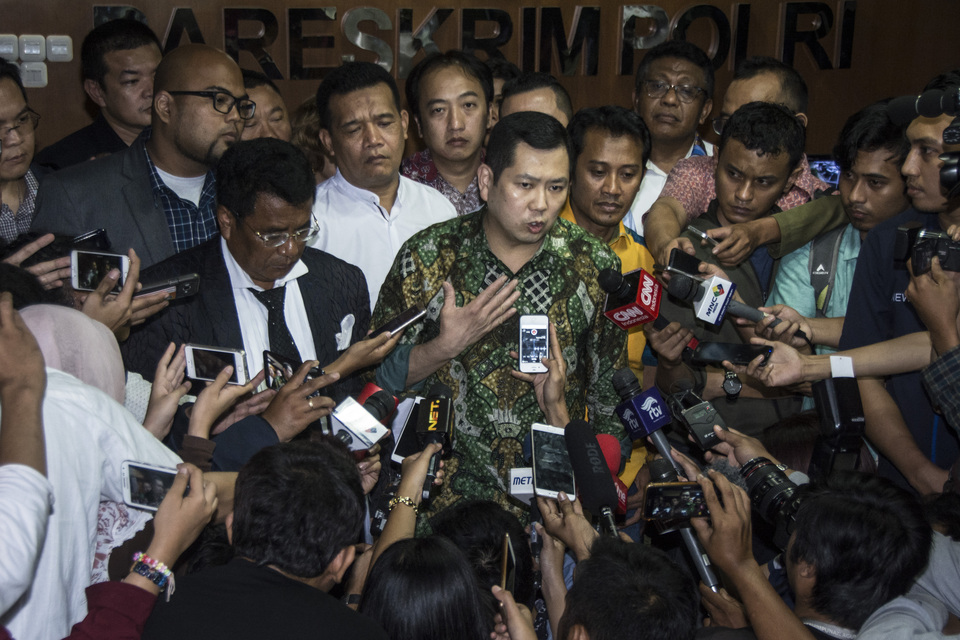 MNC Group chief executive Hary Tanoesoedibjo, center, speaking to members of the media after questioning by the National Police's Criminal Investigation Agency (Bareskrim) in Jakarta on Friday (07/07). (Antara Photo/Aprillio Akbar)