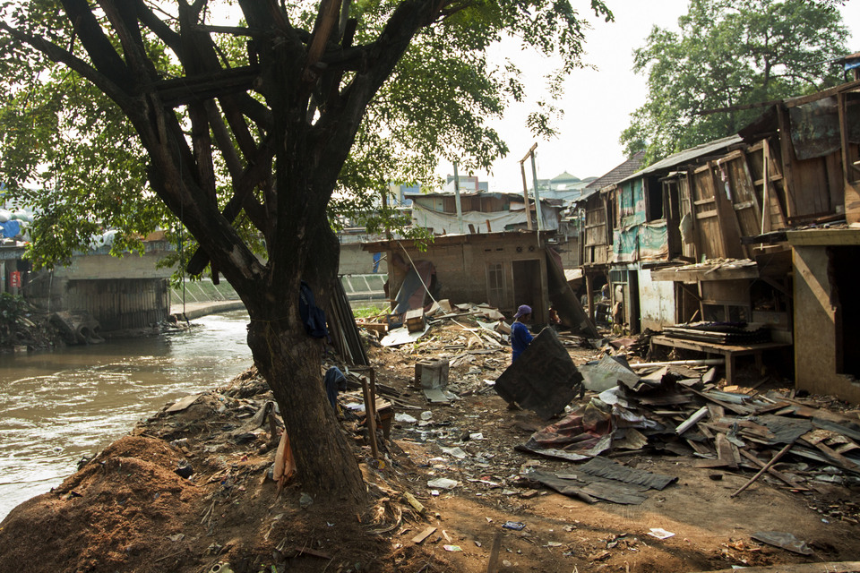 Residents dismantle their own homes on the Ciliwung riverbank in Bukit Duri, South Jakarta, on Wednesday (05/07) before government officials come to do the job for them. (Antara Photo/Galih Pradipta)