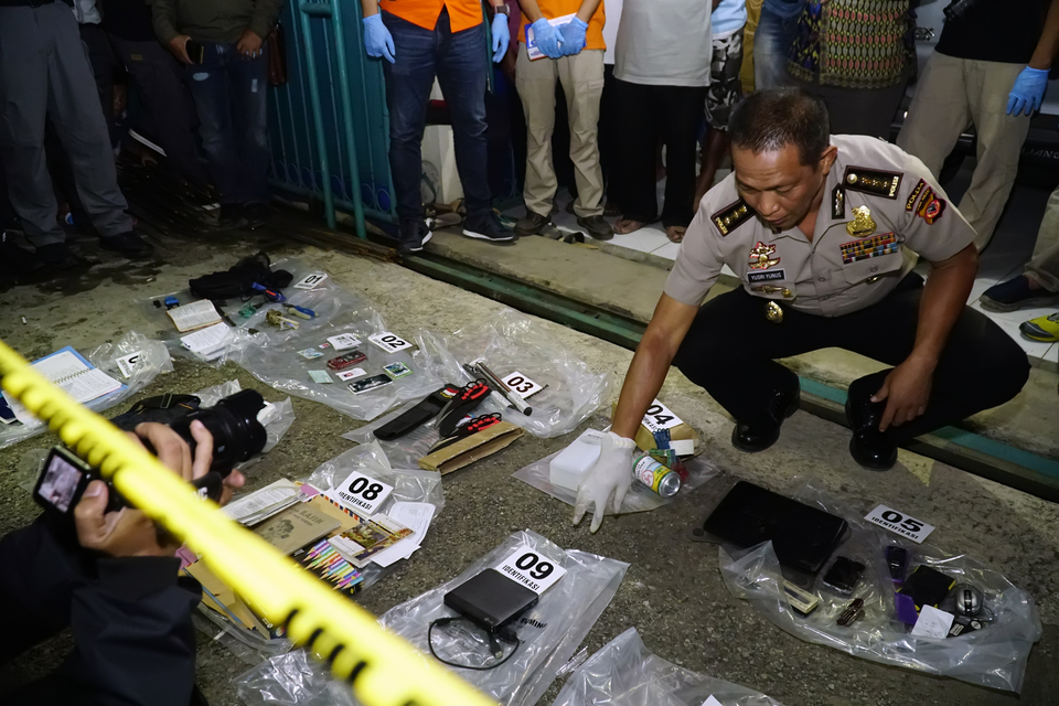 West Java Police spokesman Sr. Comr. Yusri Yunus shows evidence from a search of suspected terrorists in Bandung, West Java. (Antara Photo/Agus Bebeng)