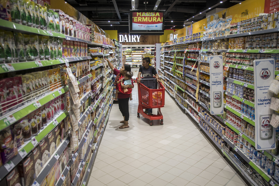 Indonesian consumers have become more selective when purchasing daily necessities, presenting a delicate challenge for Indonesia's fast-moving consumer goods producers to boost sales, according to global information and measurement firm Nielsen Company. (Antara Photo/Aprillio Akbar)