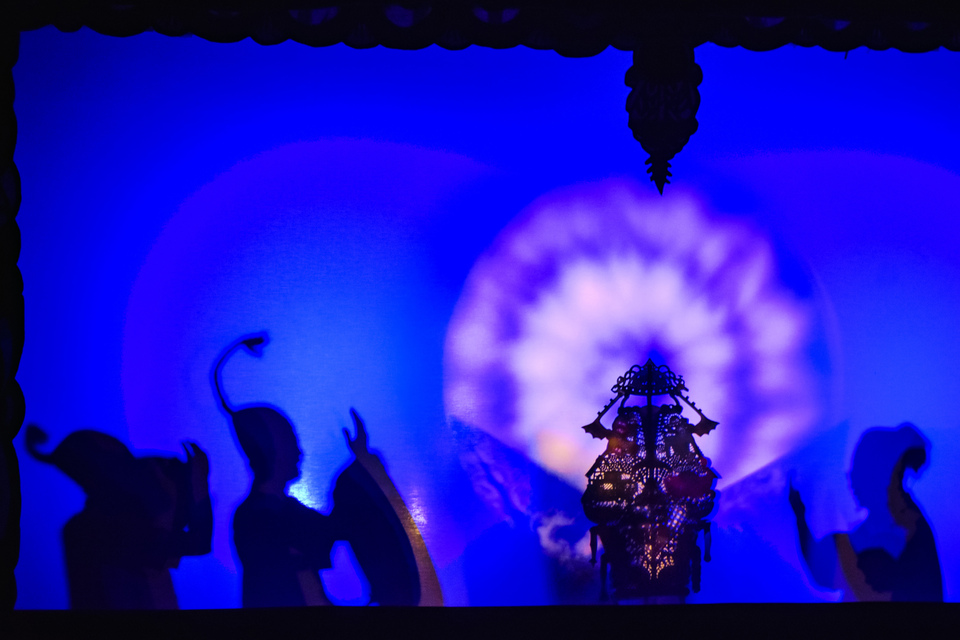 A shadow puppet theater called Wayang Bocor was staged in Pekanbaru, Riau, on Tuesday (11/07). (Antara Photo/F.B. Anggoro)