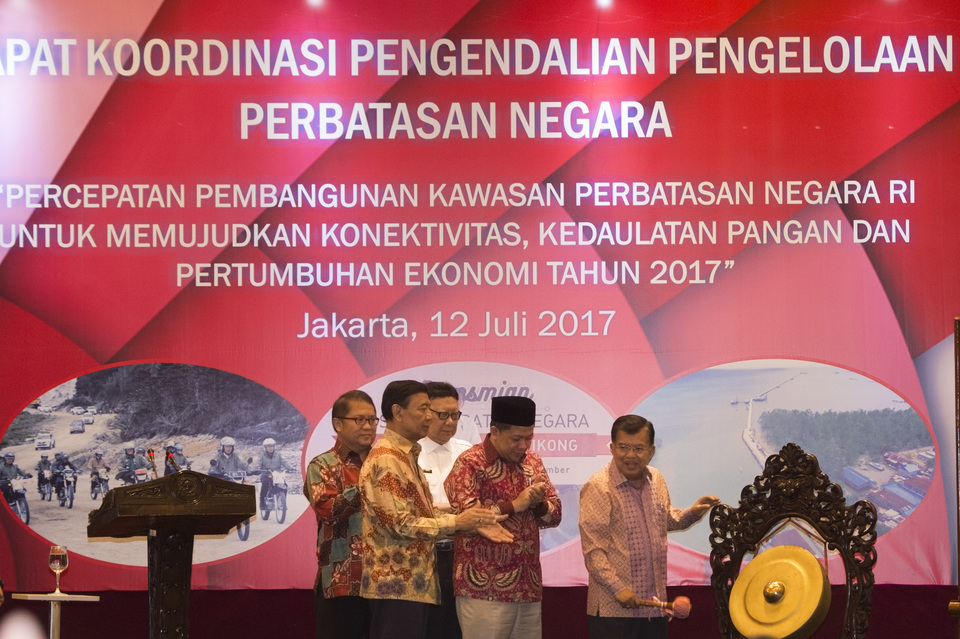 Vice President Jusuf Kalla, accompanied by Chief Security Minister Wiranto and Home Affairs Minister Tjahjo Kumolo, attends the opening of the coordination meeting on border area management in Jakatra on Wednesday (12/07). (Antara Photo/Rosa Panggabean)