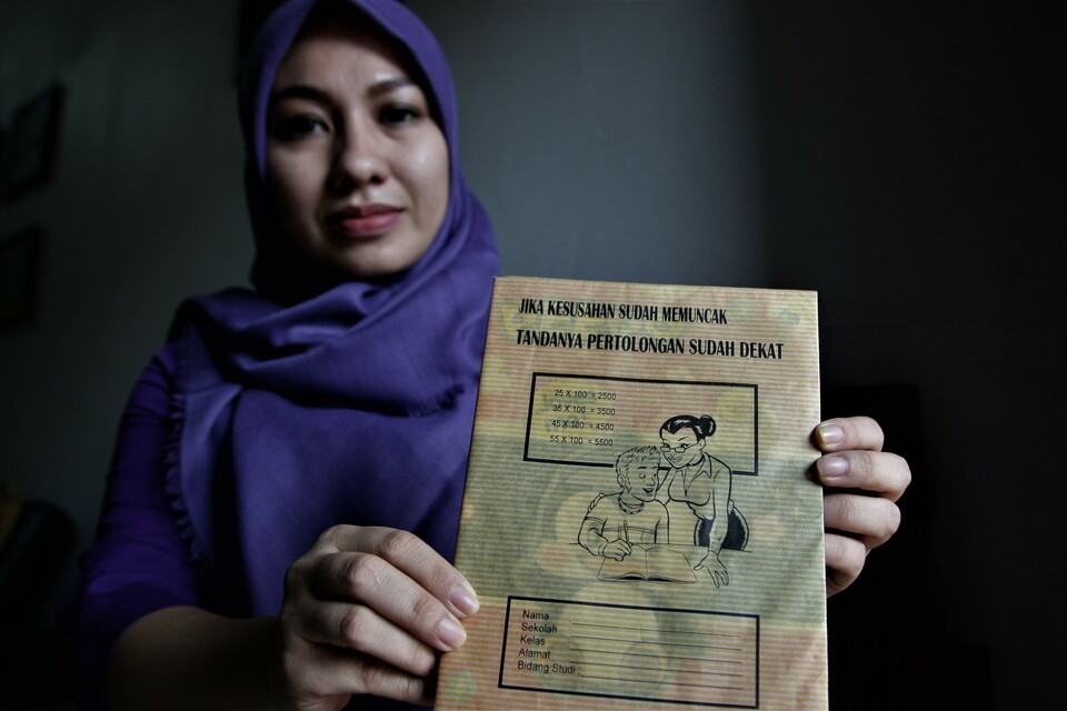 A woman in Kendari, Southeast Sulawesi, showed a book cover that she claimed was pornographic on Thursday (13/07). (Antara Photo/Jojon)