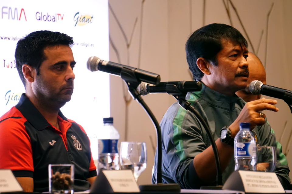Indonesia's U-19 football coach Indra Sjafri, right, with Espanyol B coach David Gallego Rodriguez at a pre-match press conference on Thursday (13/07). (Antara Photo/Agus Bebeng)