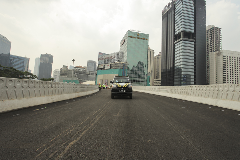 Waze, a popular smartphone navigation application owned by Google, announced a new feature that helps drivers avoid roads restricted by Jakarta's odd-even traffic policy. (Antara Photo/Muhammad Adimaja)