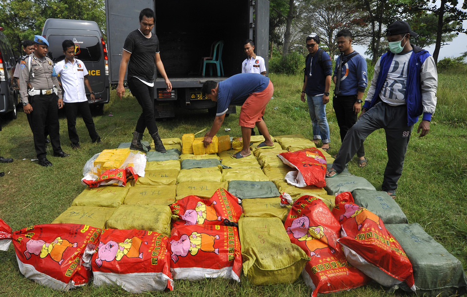 According to National Narcotics Agency (BNN) chief Comr. Gen. Budi Waseso, approximately 100 kilograms of crystal methamphetamine come into Indonesia each month from Malaysia. (Antara Photo/Asep Fathulrahman)