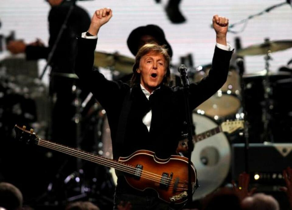 Paul McCartney celebrates after performing with Ringo Starr (not pictured) during the 2015 Rock and Roll Hall of Fame Induction Ceremony in Cleveland, US on Ohio April 18, 2015. (Reuters Photo/Aaron Josefczyk/File Photo)