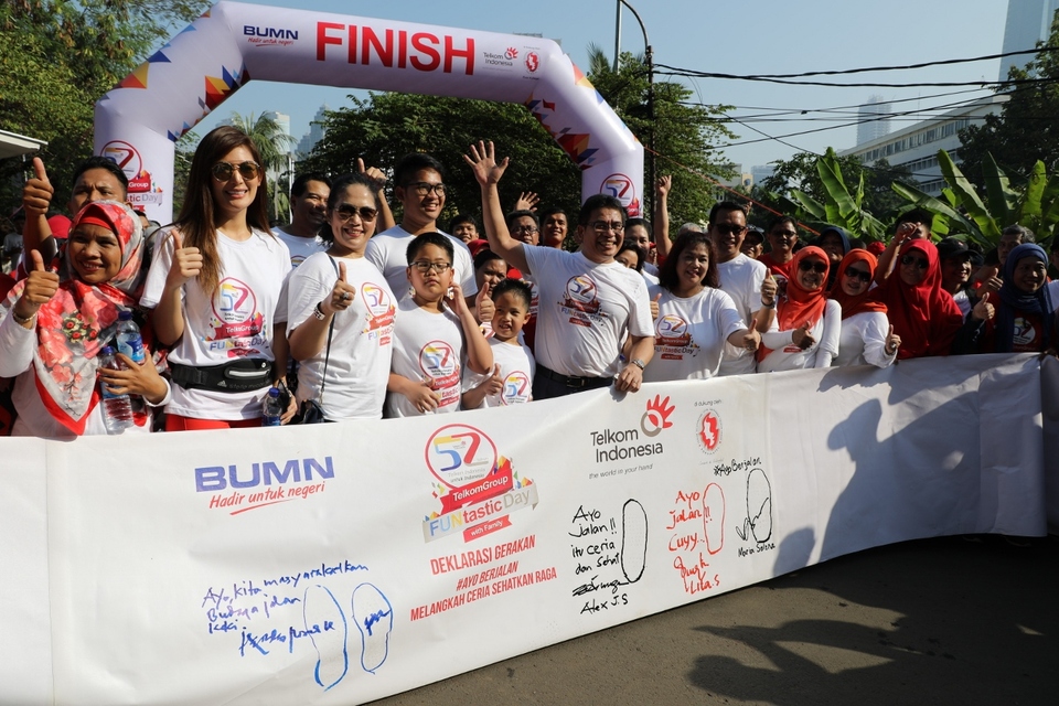 Telkom President Director Alex J. Sinaga (sixth from left) was accompanied by Human Capital Management Director of Telkom Herdy R. Harman (sixth from right) at FUN Walk in TelkomGroup Family FUNtastic Day event in Jakarta (30/7).