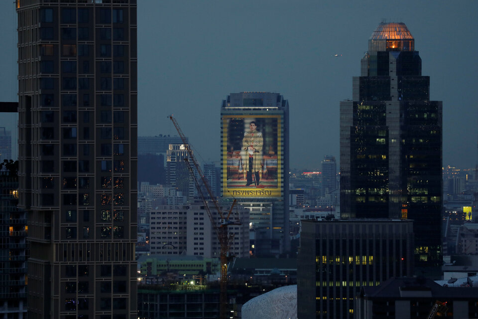 A portrait of Thai King Maha Vajiralongkorn is seen on a building on the eve of his 65th birthday in Bangkok, Thailand July 27, 2017. (Reuters Photo/Jorge Silva)