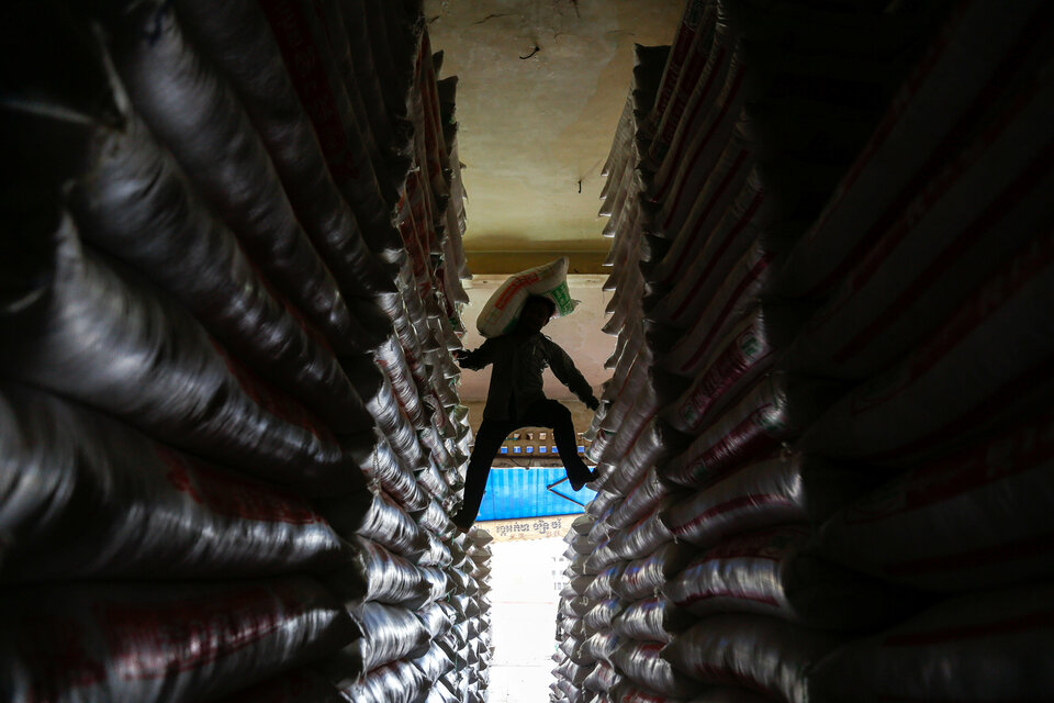 A worker carries a sack of rice at a shop in Phnom Penh, Cambodia, August 2, 2017.  (Reuters Photo/Samrang Pring)