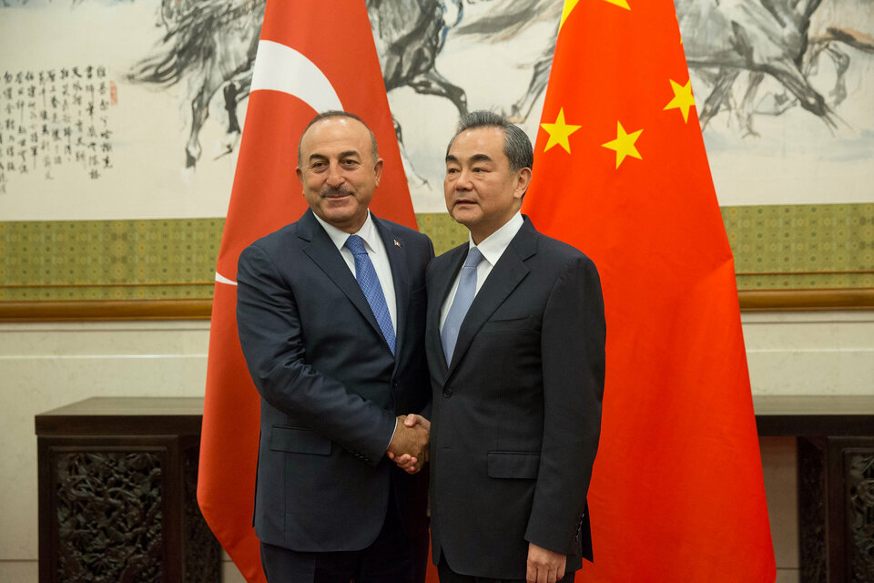 Chinese Foreign Minister Wang Yi (R) shakes hands with Turkish Foreign Minister Mevlut Cavusoglu during their meeting at Diaoyutai State Guesthouse in Beijing, China, 03 August 2017.   (Reuters Photo/Roman Pilipey)