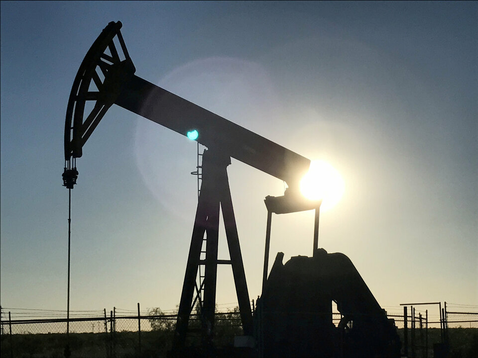 An oil pump is seen operating in the Permian Basin near Midland, Texas, US on May 3, 2017. Picture taken May 3, 2017. (Reuters Photo/Ernest Scheyder)