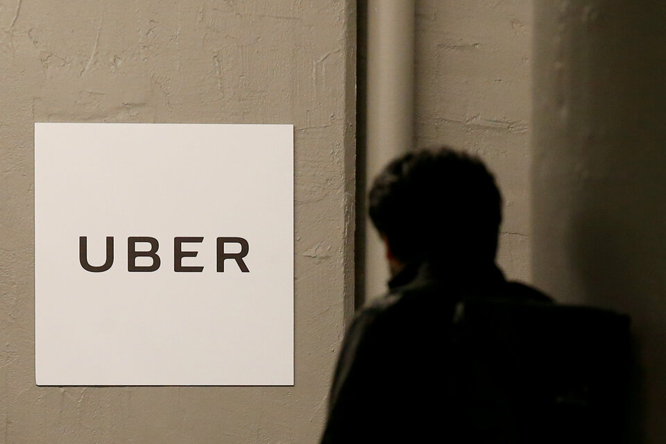 The Philippines lifted its one-month suspension on Uber Technologies ahead of schedule on Tuesday (29/08) after the ride-hailing firm paid almost $10 million in a fine and financial aid to its drivers affected by the halted operations. (Reuters Photo/Brendan McDermid)