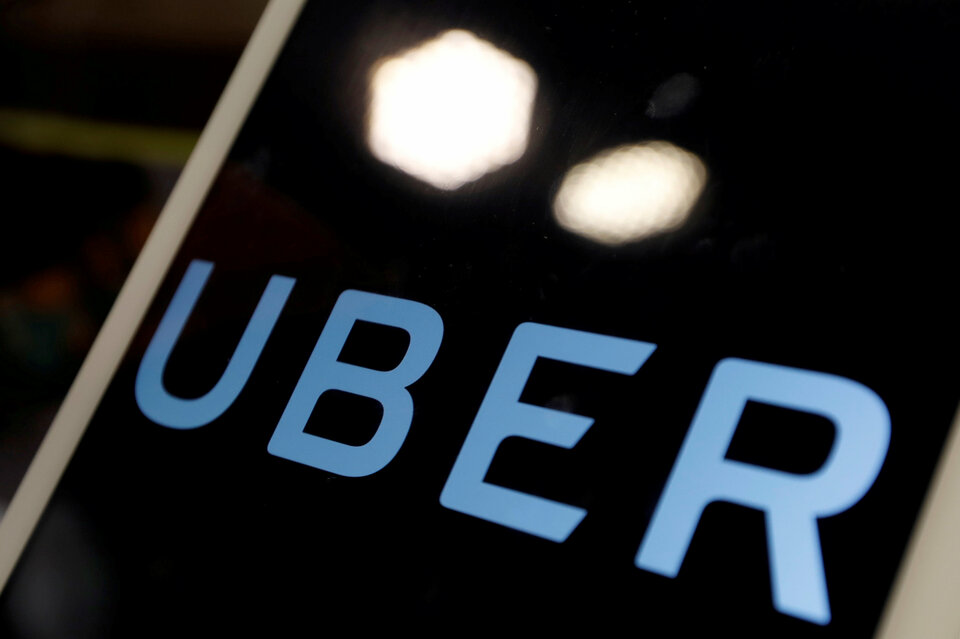 Uber called on Monday (25/09) for talks with London's transport regulator as soon as possible and pledged to make improvements in the way it reports serious incidents in a bid to retain its license. (Reuters Photo/Tyrone Siu)
