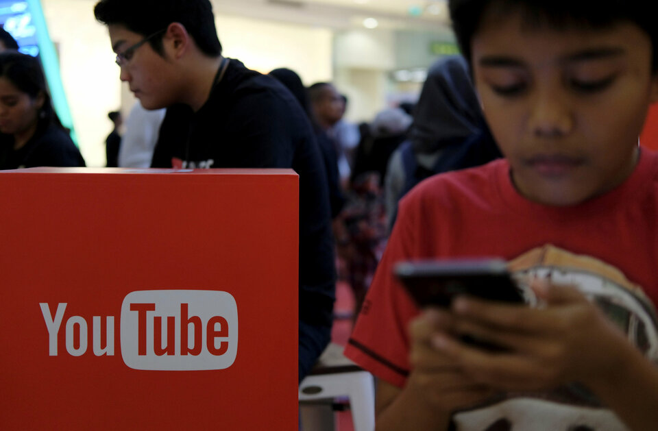 Tech giant Google and microblogging site Twitter have agreed to help the Indonesian government to flag or ban content deemed inappropriate or against the law by providing special reporting channels, a minister said on Friday (04/08). (Reuters Photo/Beawiharta)
