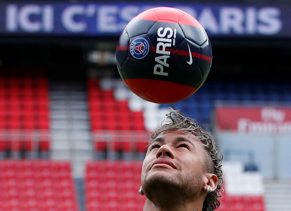 Arsenal manager Arsène Wenger has criticized Neymar's world-record transfer move from Barcelona to Paris Saint-Germain, saying it will become increasingly difficult to respect financial fair play rules. (Reuters Photo/Christian Hartmann)