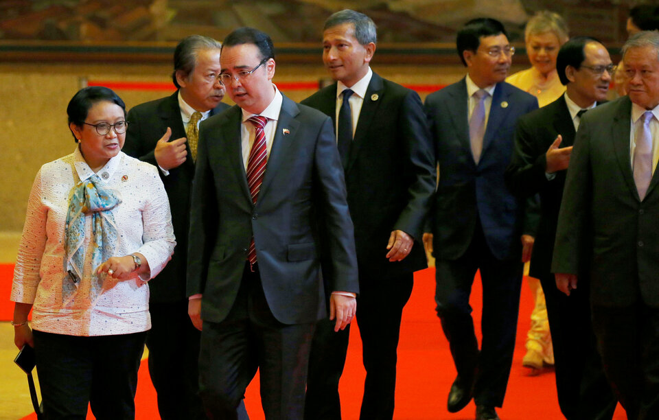 Foreign ministers of Southeast Asia and China adopted a negotiating framework on Sunday (06/08) for a code of conduct in the South China Sea, a move they hailed as progress but seen by critics as tactic to buy China time to consolidate its maritime power. (Reuters Photo/Bullit Marquez)
