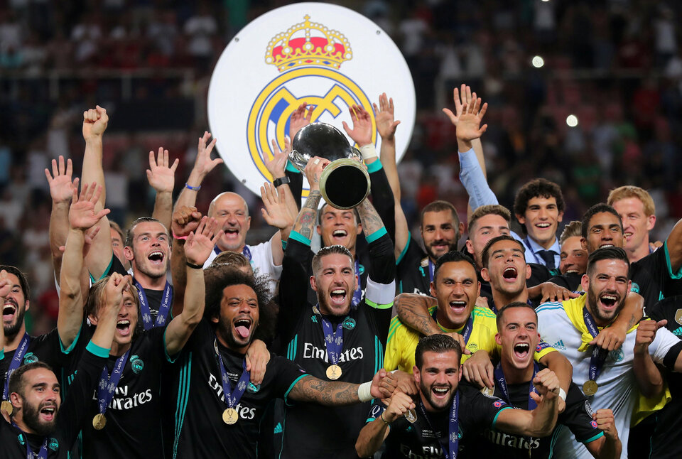 Real Madrid’s Sergio Ramos lifts the trophy as it celebrates winning the super cup final. (Reuters Photo/Eddie Keogh)