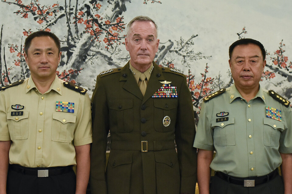 Chairman of the US Joint Chiefs of Staff, General Joseph Dunford, center, and Chinese vice chairman of the Central Military Commission Fan Changlong, right, in Beijing on Thursday (17/08). (Reuters Photo/Wang Zhao)
