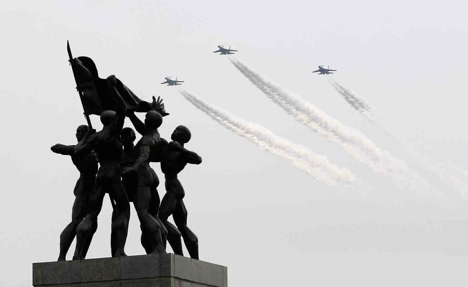 Air Force fighter jets fly near a statue over the Merdeka Square, during the Independence Day celebrations in Jakarta, on Thursday (17/08).  (Reuters Photo/Darren Whiteside)