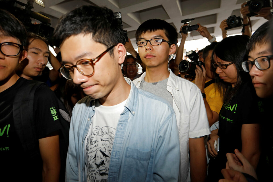 Student leaders Nathan Law and Joshua Wong walk into the High Court to face verdict on charges relating to the 2014 pro-democracy Umbrella Movement, also known as Occupy Central protests, in Hong Kong, Thursday (17/08). (Reuters Photo/Tyrone Siu)