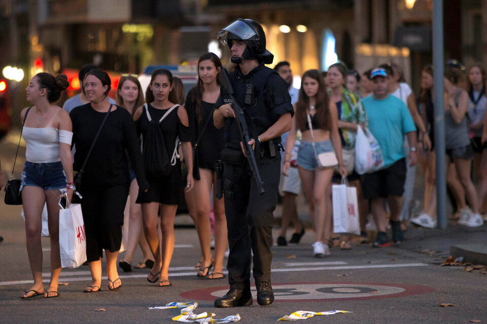 Spanish police shot dead five would-be attackers after confronting them early on Friday (18/08) in a town south of Barcelona where hours earlier a suspected Islamist militant drove a van into crowds, killing 13 people and wounding scores of others.  (Reuters Photo/Stringer)
