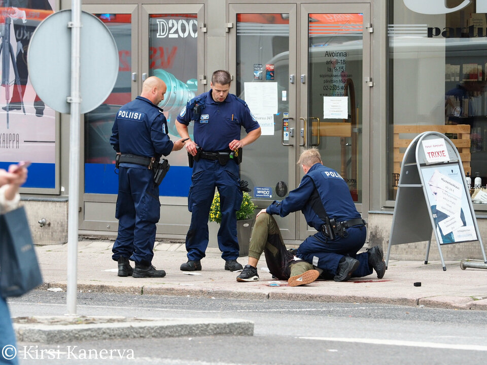 The suspect lies on the ground surrounded by police officers at the Market Square where several people were stabbed, in Turku, Finland August 18, 2017.  (Reuters Photo/Kirsi Kanerva)