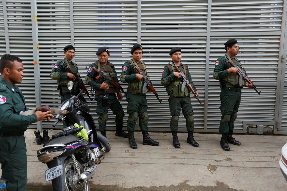 Cambodia police stand at a condo where they arrested dozens of young Chinese men and women working on a call centre to carry out a telephone and internet scam on victims in China in Phnom Penh, Cambodia, August 18, 2017.  (Reuters Photo/Samrang Pring)
