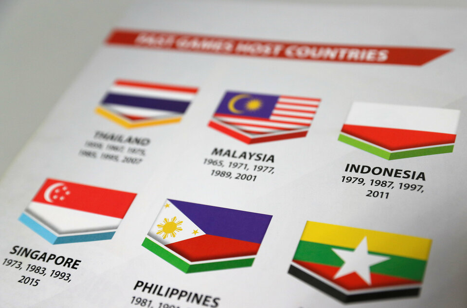 Malaysia has apologized to Indonesia for printing the country's national flag upside down in the official program handed out at the opening of this year's Southeast Asian Games. (Reuters Photo/Edgar Su)