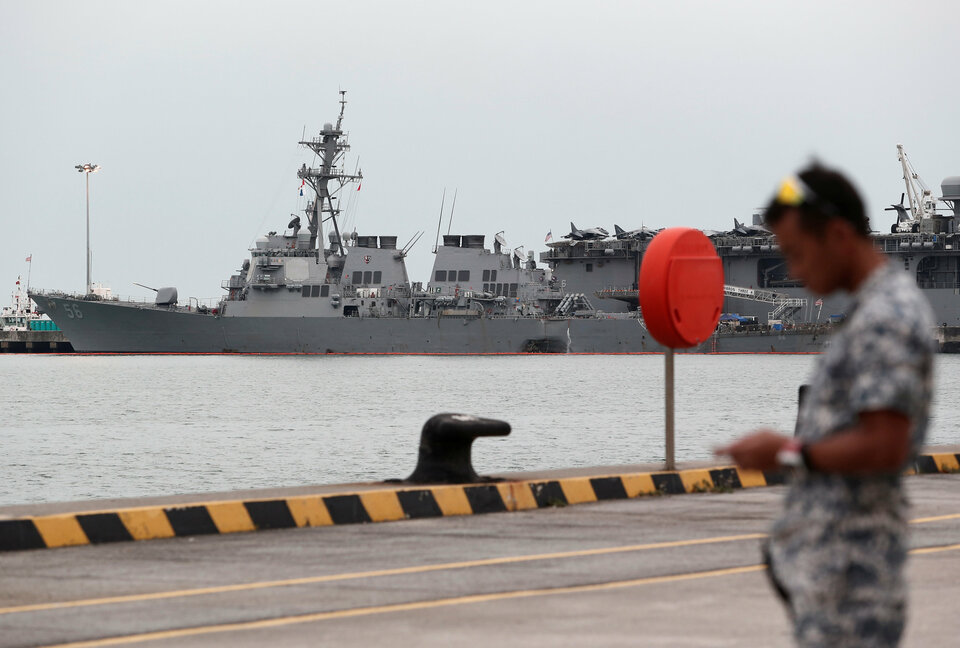 The damaged USS John McCain and the USS America are docked at Changi Naval Base in Singapore August 22, 2017.  (Reuters Photo/Calvin Wong)