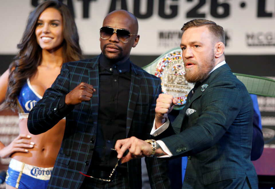 Floyd Mayweather Jr., left, of United States and UFC lightweight champion Conor McGregor of Ireland pose during a news conference in Las Vegas, Nevada, on Wednesday (23/08). (Reuters Photo/Las Vegas Sun-Steve Marcus)