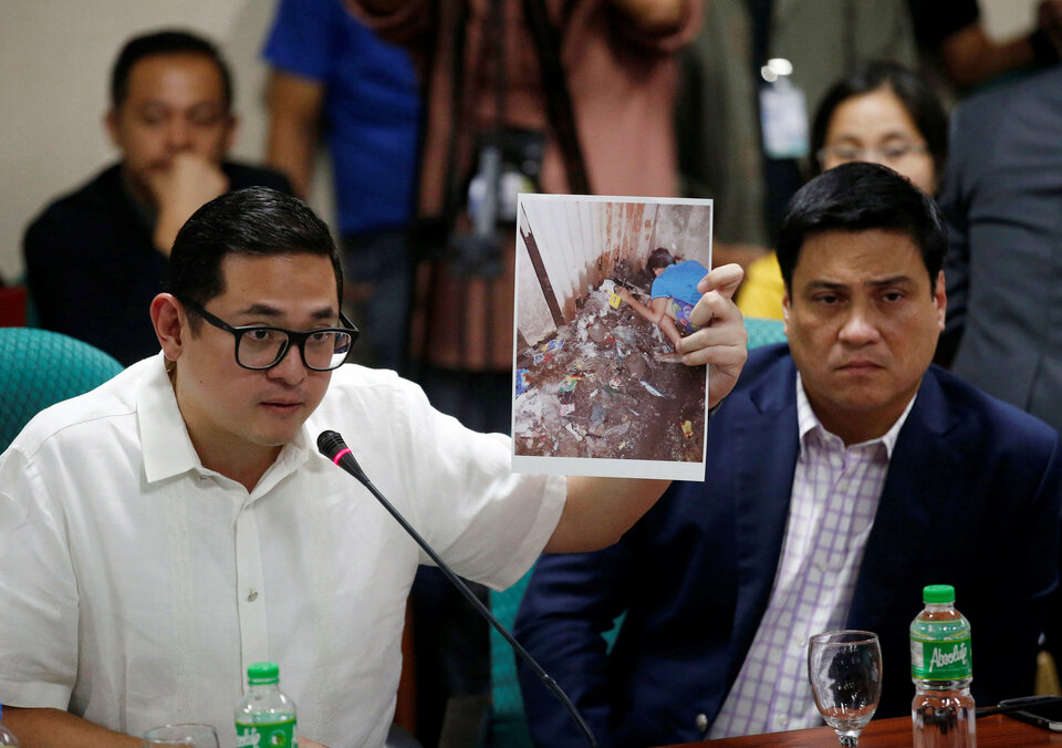 Senator Paolo Benigno Aquino IV holds a photograph of Kian Lloyd Delos Santos during a hearing on the killing of the 17-year-old high school student in a recent police raid, at the Senate headquarters in Pasay city, metro Manila, on Aug. 24, 2017. (Reuters Photo/Dondi Tawatao)