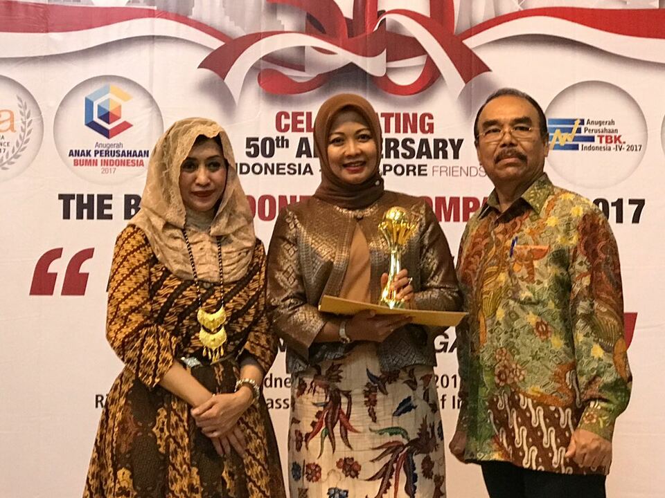 BPJS Ketenagakerjaan, Indonesia’s social security agency for workers, was awarded the 2017 Best Indonesian Insurance Company by the Economic Review research publication at the 50th Anniversary of Indonesia-Singapore Friendship event at the Indonesian Embassy in Singapore on Wednesday (23/08).(Photo courtesy of BPJS Ketenagakerjaan)