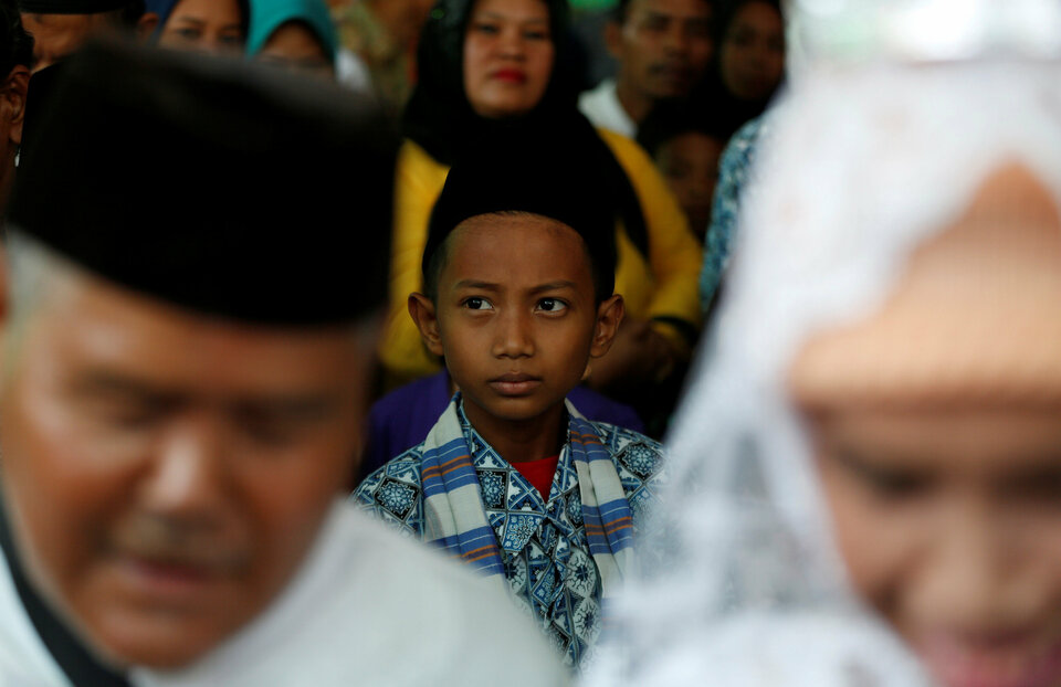 A young wedding band musician waits for a procession to the recption party following a mass wedding of more than 100 couples sponsored by an Islamic political party in Jakarta, Indonesia  August 25, 2017. Reuters Photo/Darren Whiteside