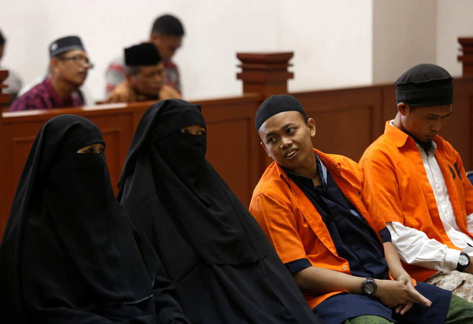 Dian Yulia Novi (second left), arrested last year on suspicion of plotting to blow herself up outside the presidential palace in Jakarta during a changing of the guard ceremony, stands trial along with her husband Muhammad Nur Solihin (second right) and co-defendants Ika Puspita Sari (left), Agus Supriyadi (right) in a court in Jakarta, Indonesia June 21, 2017.  (Reuters Photo/Agoes Rudianto) 