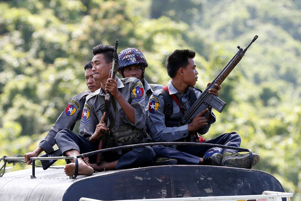 Myanmar security forces intensified operations against Rohingya insurgents on Monday (28/08), police and other sources said, following three days of clashes with militants in the worst violence involving Myanmar's Muslim minority in five years. (Reuters Photo/Soe Zeya Tun)