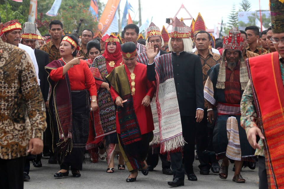 Like they did last year at Lake Toba, North Sumatra, President Joko 'Jokowi' Widodo and first lady Iriana Widodo will open the Independence Day cultural carnival in Bandung on Aug. 26. (Antara Photo/Septianda Perdana)