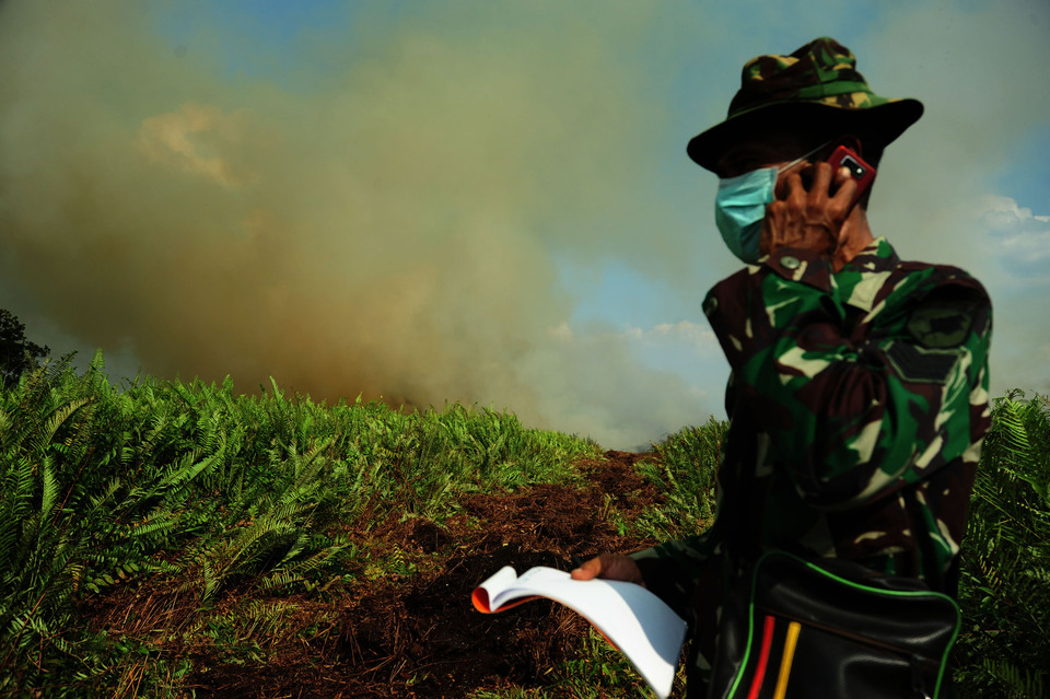 A military official in the Indonesian province of Jambi said on Saturday (05/08) he has ordered that anyone who deliberately sets fire to forest areas be shot, as authorities struggle to contain fires that cause choking smoke in the region. (Antara Photo/Jessica Helena Wuysang)