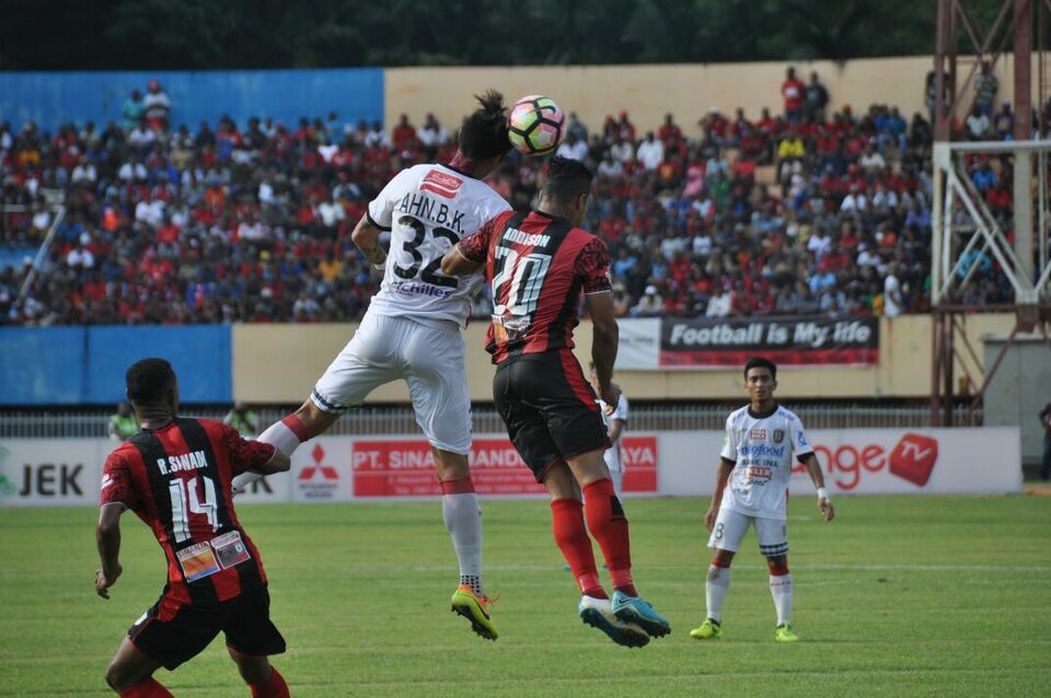 Persipura's Addison Alves de Oliveira, right, and Bali United defender Ahn Byung-Keon involved in an aerial duel during their Liga 1 match in Jayapura, Papua, on Wednesday (09/08). (Photo courtesy of Bali United)