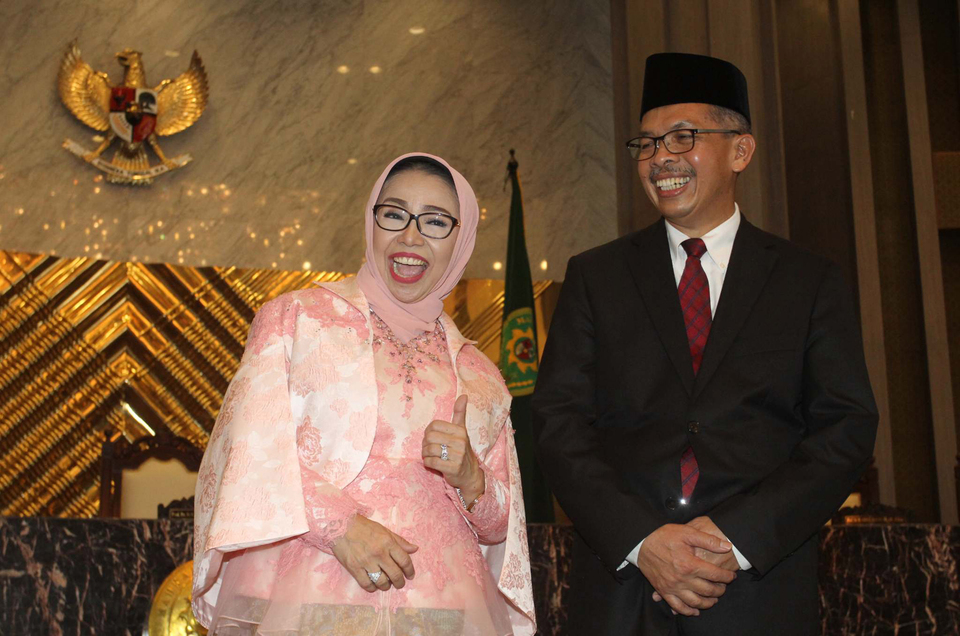 Elected members of Bank Indonesia Board of Governors Rosmaya Hadi (left) and Sugeng took a photo after their inauguration at The Supreme Court in Jakarta on Friday (06/01). (Beritasatu/David Gita Roza)