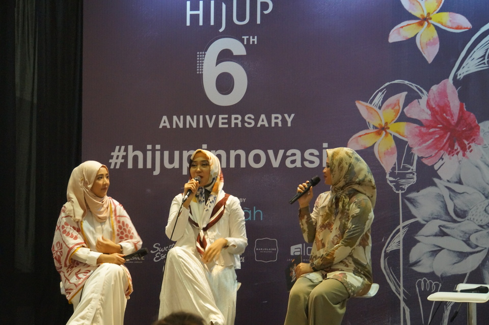 Modest wear designer and ambassador Hijup.com ambassador Dian Pelangi, center, speaks at the company's sixth anniversary on Tuesday (08/08). (JG Photo/Dhania Putri Sarahtika)