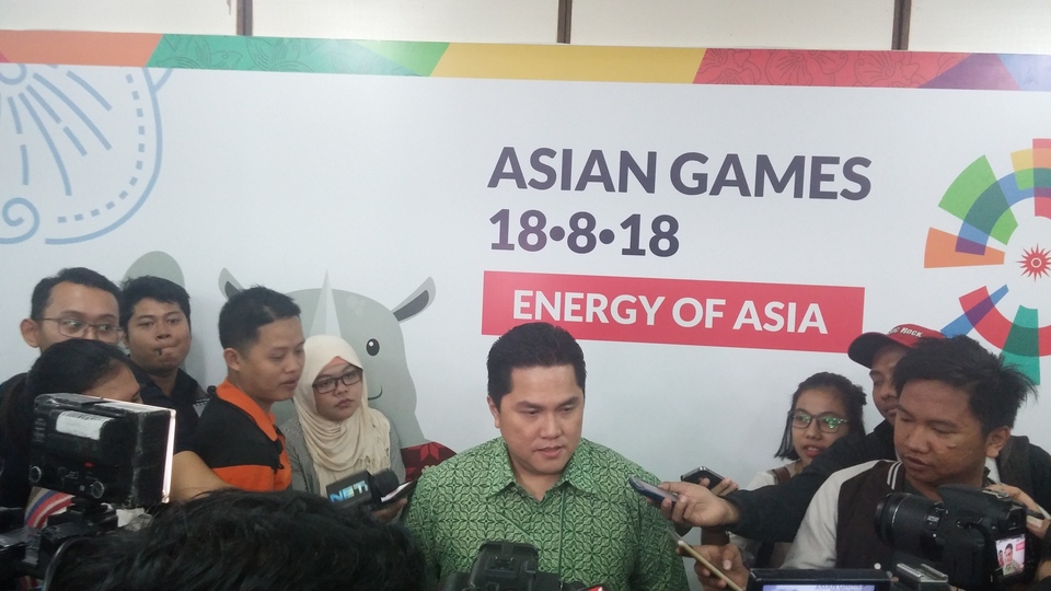 Indonesia Asian Games Organizing Committee (Inasgoc) chairman Erick Thohir, center, speaking to reporters during a press conference in Jakarta on Tuesday (15/08). (JG Photo/Amal Ganesha)