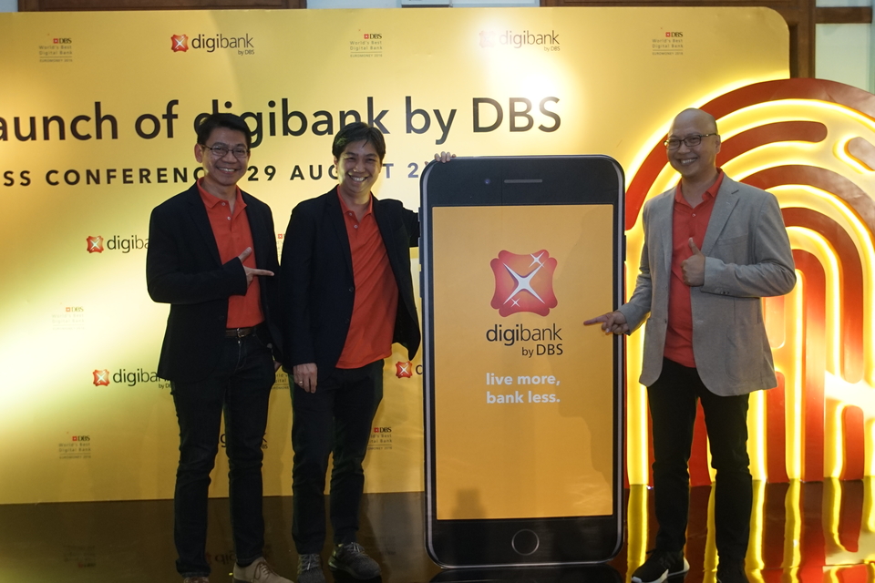 Bank DBS Indonesia consumer banking director Wawan Salum, president director Paulus Sutisna and head of digital banking Leonardo Koesmanto during the launch of the digibank service in Jakarta on Tuesday (29/08). (Photo courtesy of DBS Indonesia)