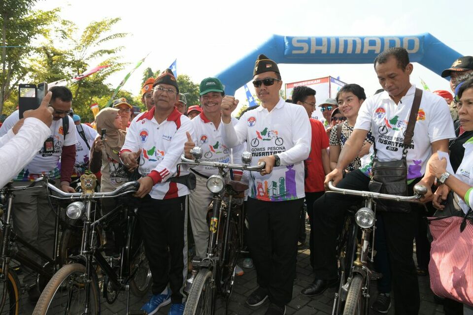 The Ministry of Sports grassroots cycling program, called Gowes Pesona Nusantara, or GPN, was initiated on Sunday (27/08) in Lumajang, East Java, with thousands of participants hitting the 20-kilometer track. (Photo courtesy of Sports Ministry)