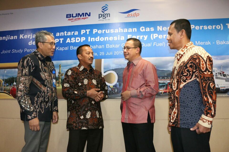 State gas distributor Perusahaan Gas Negara, or PGN, signed a joint study partnership to operate a new dual-fuel ship on the Merak to Bakauheni route — connecting Banten in Java with Lampung in Sumatra — with ferry operator River, Lake and Sea (ASDP) Indonesia Ferry. (Photo courtesy of PGN)