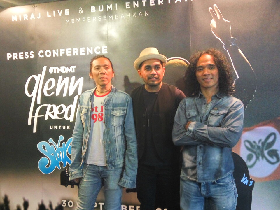 Left to right: Slank drummer Bimbim, pop singer Glenn Fredly, and Slank vocalist Kaka at the press conference of #TNDMT concert at Kanawa Coffee and Munch, Kebayoran Baru, South Jakarta on Tuesday (15/08). (JG Photo/Dhania Sarahtika)