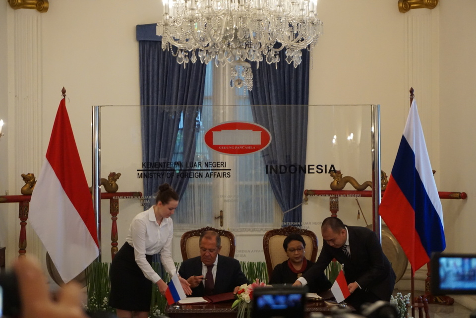 Indonesia and Russia agreed to strengthen bilateral cooperation through trade, exchange of information and counterterrorism efforts during a meeting in Jakarta. (JG Photo/Sheany)