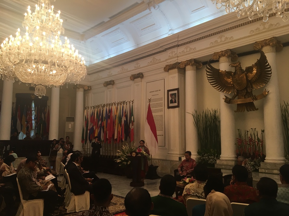 Foreign Minister Retno Marsudi on Thursday (31/08) launched a humanitarian assistance program for Myanmar, which aims to provide support for inclusive development in the neighboring country’s northern Rakhine State. (JG Photo/Sheany)